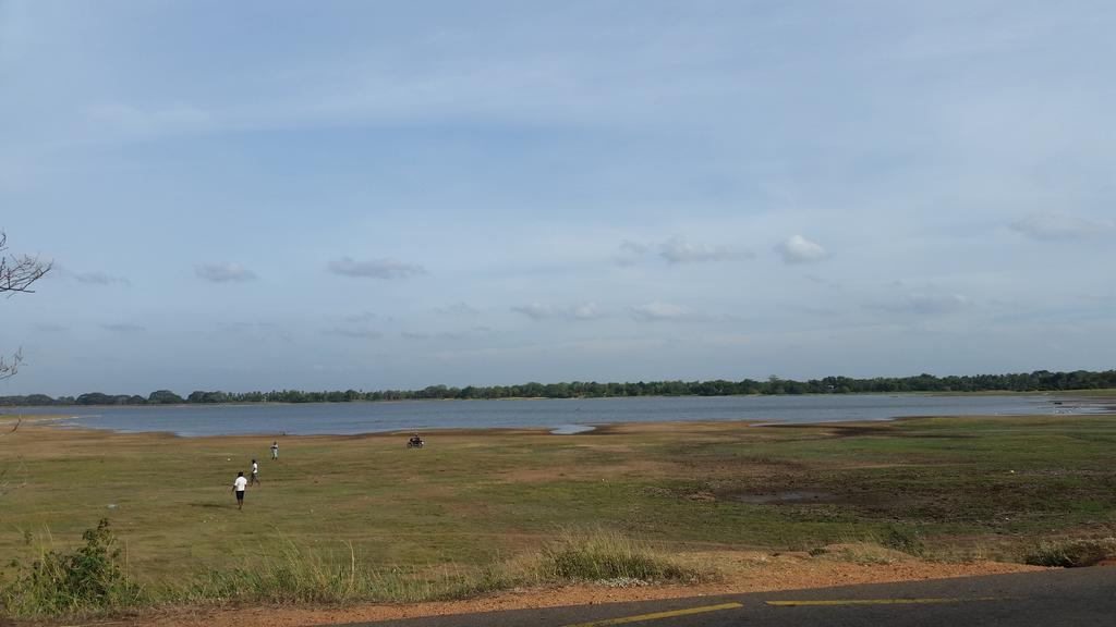 Lake House Homestay Anuradhapura Exterior photo